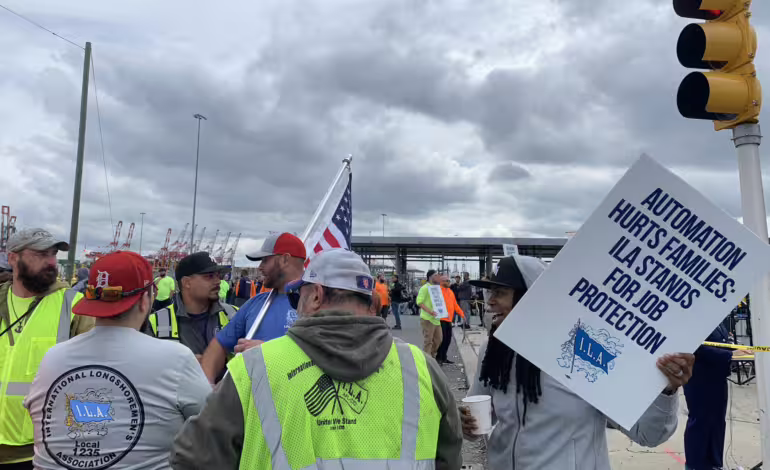 Huelga masiva en puertos de EE.UU. afecta el comercio marítimo en su segundo día