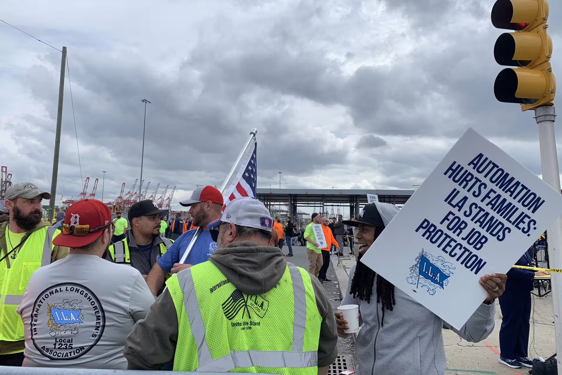 Huelga masiva en puertos de EE.UU. afecta el comercio marítimo en su segundo día