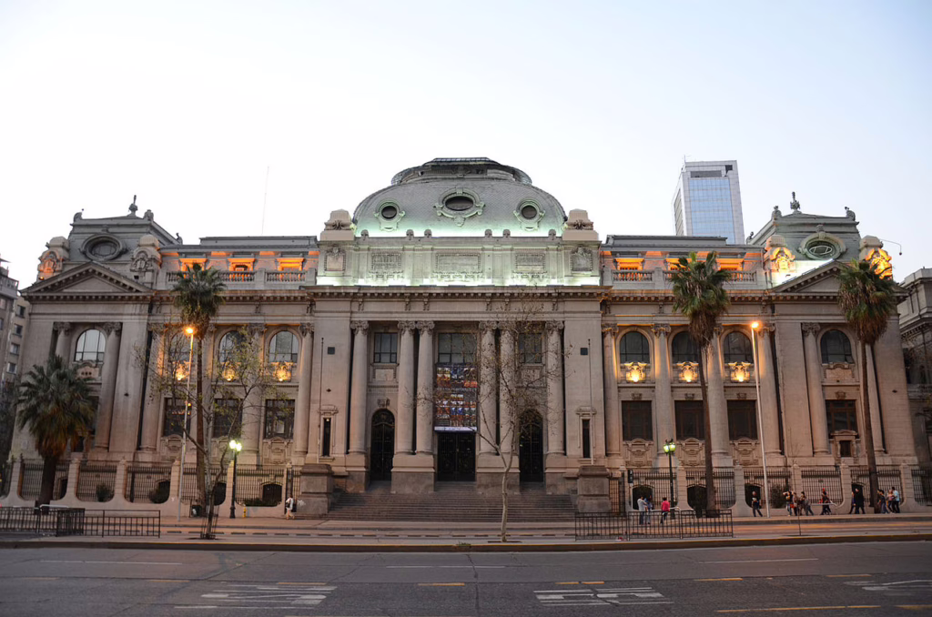 Vigilante repele intento de robo de bronce en la Biblioteca Nacional a tiros