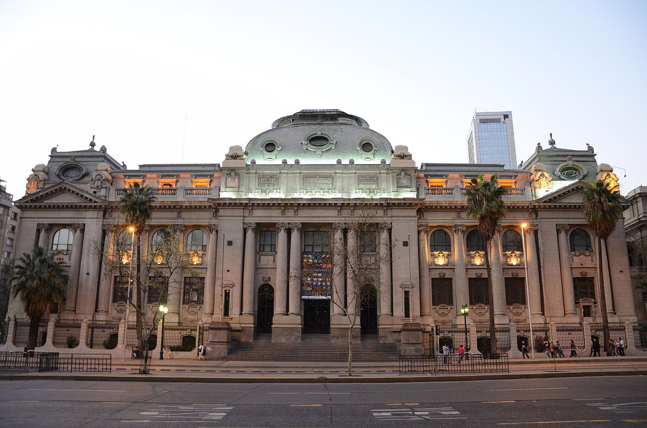 Vigilante repele intento de robo de bronce en la Biblioteca Nacional a tiros