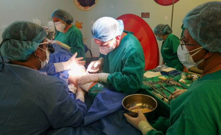 Ecuador realiza su primera cirugía craneal guiada por inteligencia artificial