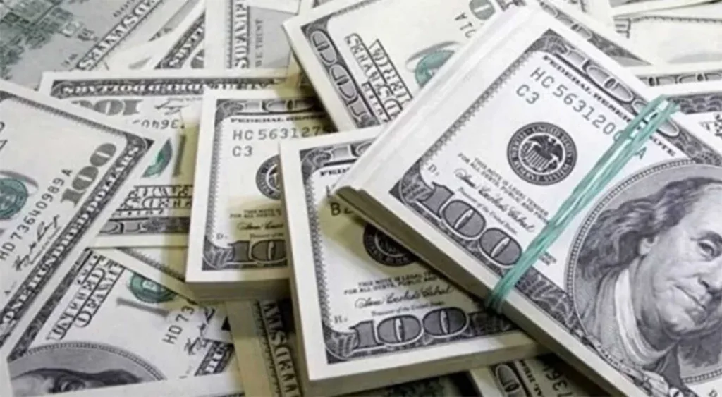 El Dólar Sube con Fuerza y se Acerca a Máximos del Año