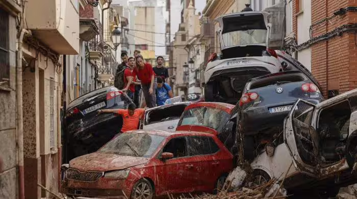 Inundaciones en España dejan más de 200 muertos y continúa la búsqueda de desaparecidos