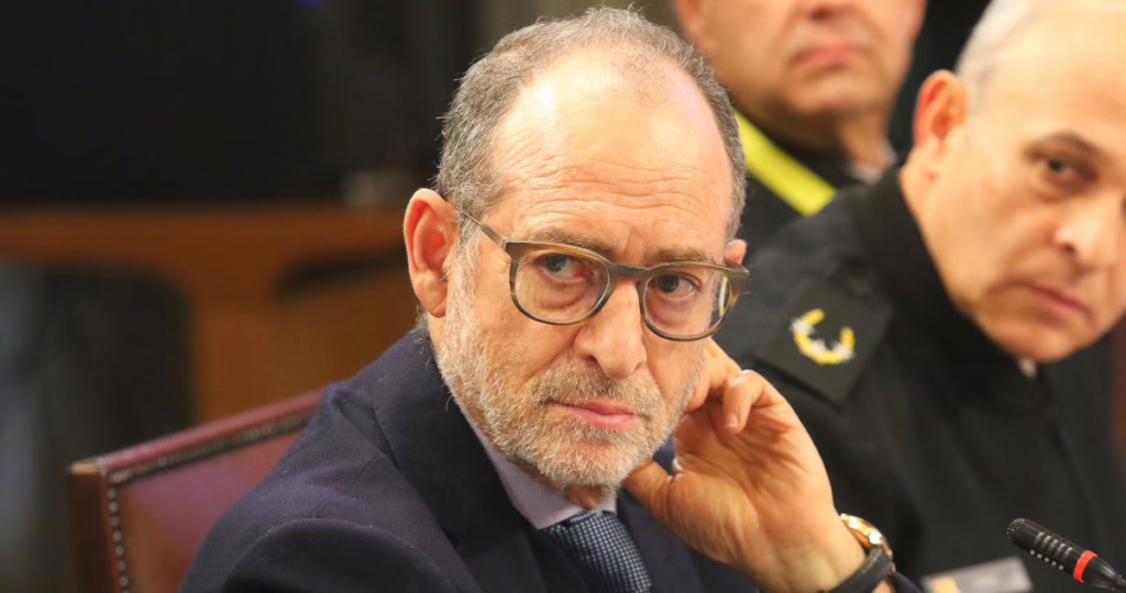 Funcionarios de Subsecretaría para las FF.AA denuncian alzas salariales de asesores y mal ambiente laboral
