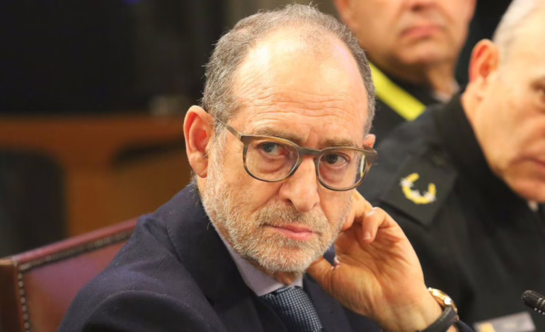 Funcionarios de Subsecretaría para las FF.AA denuncian alzas salariales de asesores y mal ambiente laboral