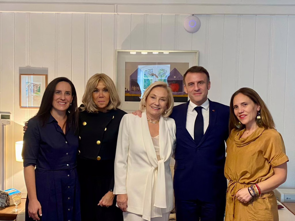 Macron se reúne con la familia de Sebastián Piñera en una visita cargada de simbolismo