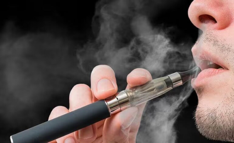 Alerta por aumento del uso de cigarrillos electrónicos saborizados entre jóvenes: informe detalla riesgos