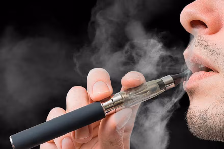 Alerta por aumento del uso de cigarrillos electrónicos saborizados entre jóvenes: informe detalla riesgos