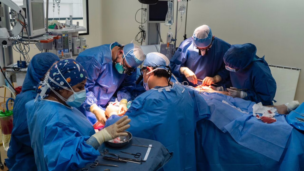 Milagro médico en Italia: hombre recupera su vida tras vivir 13 años con el intestino desplazado