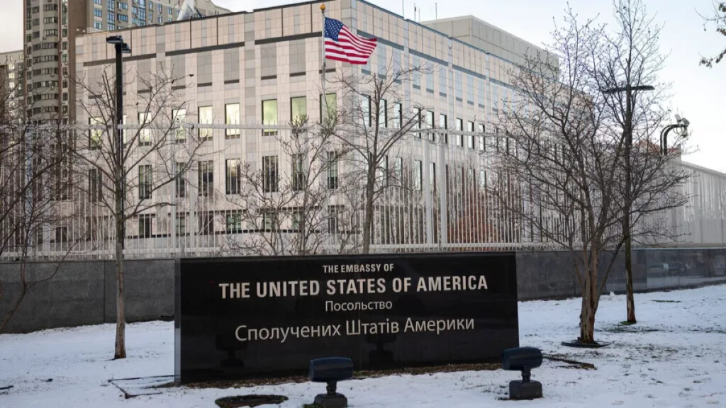 Embajadas en Kiev cierran ante posible ataque masivo ruso alertado por EE.UU.
