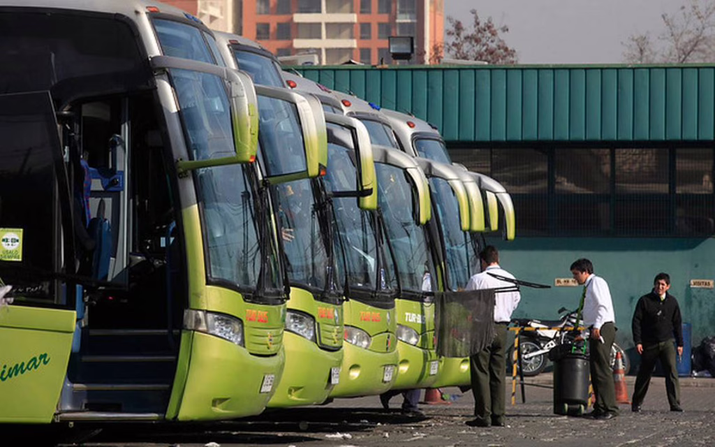 Trabajadores de Turbus en Valparaíso exigen mejoras salariales y bloquean terminales