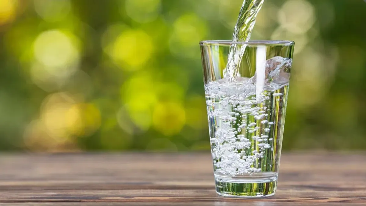 ¿Por qué aparecen burbujas en un vaso de agua? Un fenómeno físico explicado por la ciencia