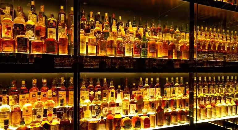 Escocia reduce muertes por alcoholismo con aumento de precios