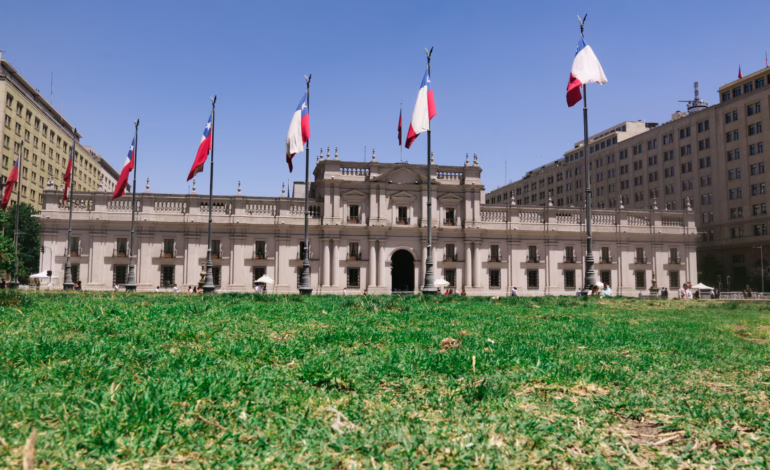 Nueva denuncia de acoso laboral y sexual en La Moneda: Acusado fue destituido tras más de un año