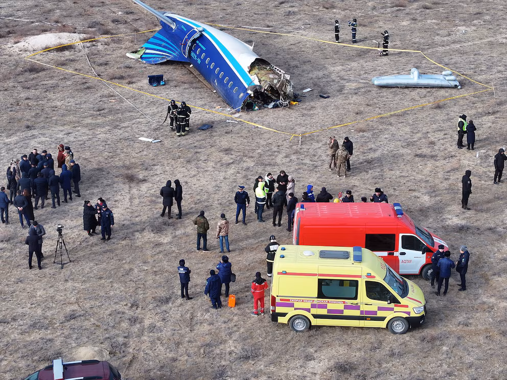 Estados Unidos Asegura que el Avión Estrellado en Kazajistán Fue Impactado por un Misil Ruso