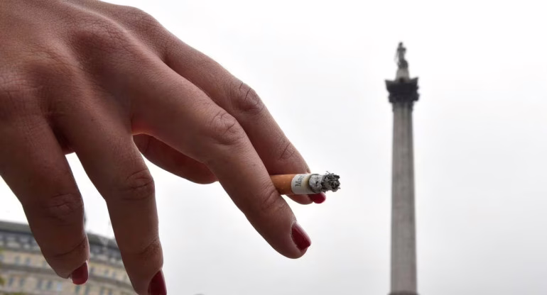 Milán Prohíbe Fumar al Aire Libre Desde 2025: ¿Cómo Funcionará la Nueva Norma?