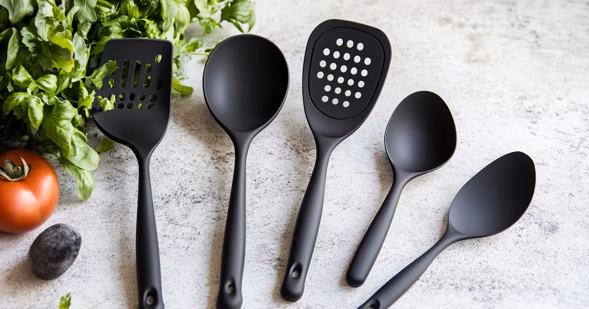 Los utensilios de plástico negro: ¿un riesgo para la salud?