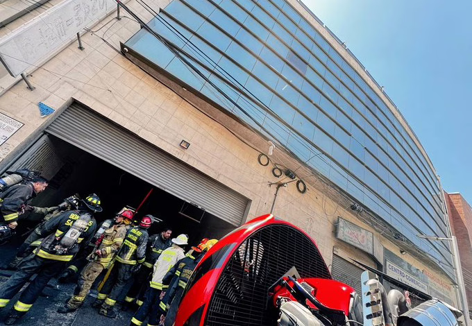 Incendio en bodegas subterráneas de Barrio Meiggs deja tres personas rescatadas
