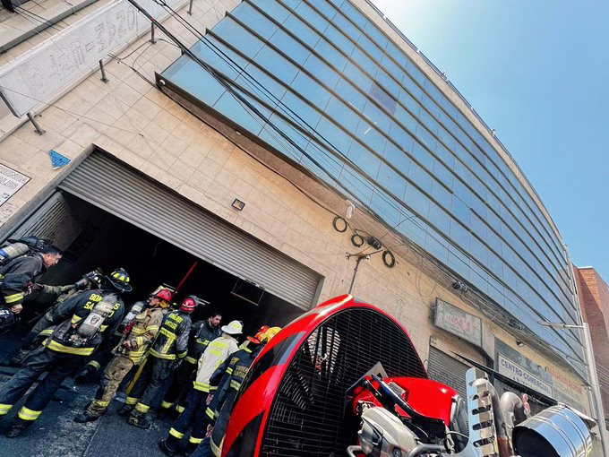 Incendio en bodegas subterráneas de Barrio Meiggs deja tres personas rescatadas