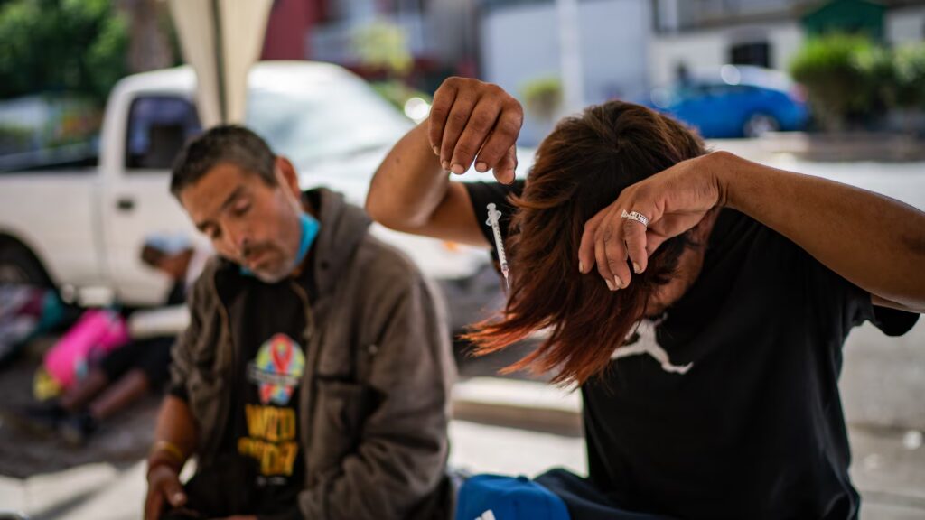 Cómo los Cárteles Mexicanos Prueban el Fentanilo en Personas y Animales Vulnerables