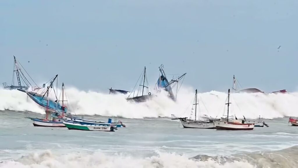 Oleajes extremos golpean Perú: pescadores atrapados y graves daños en la costa