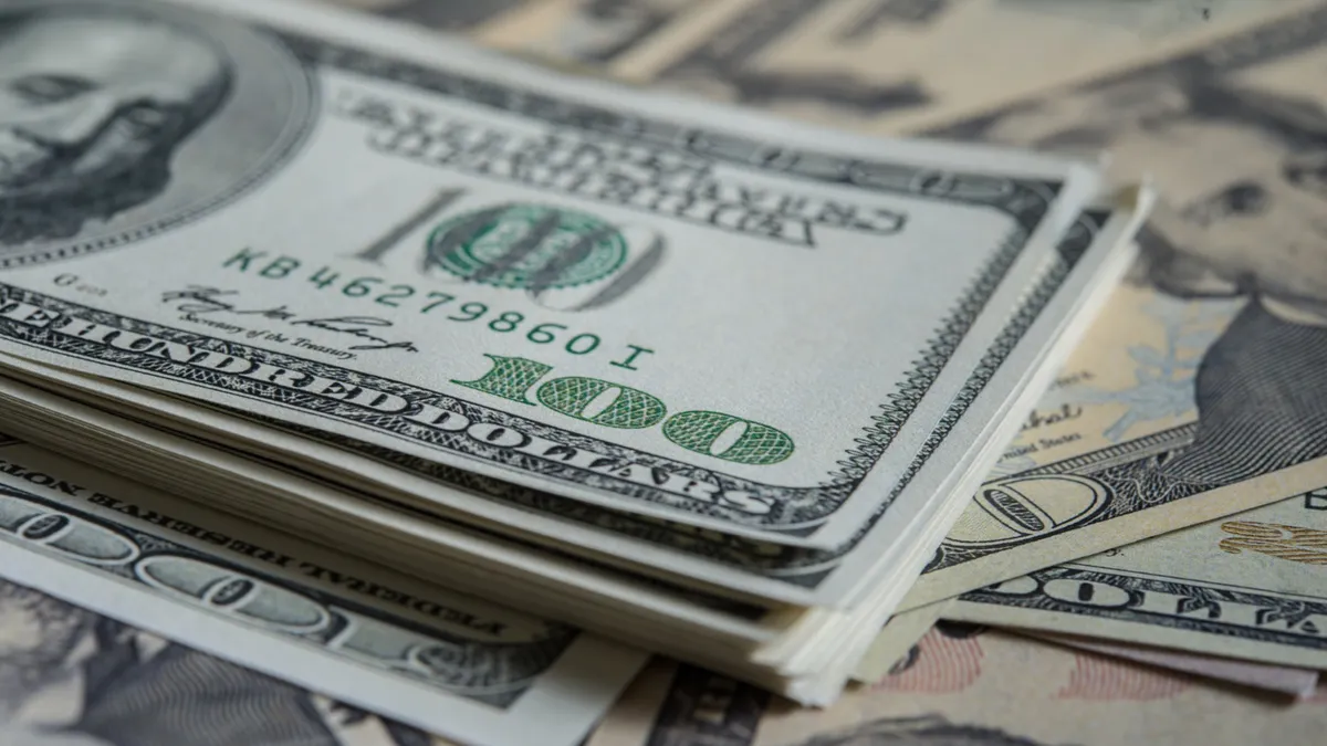 Dólar supera los $990 en Chile: su nivel más alto en más de dos años