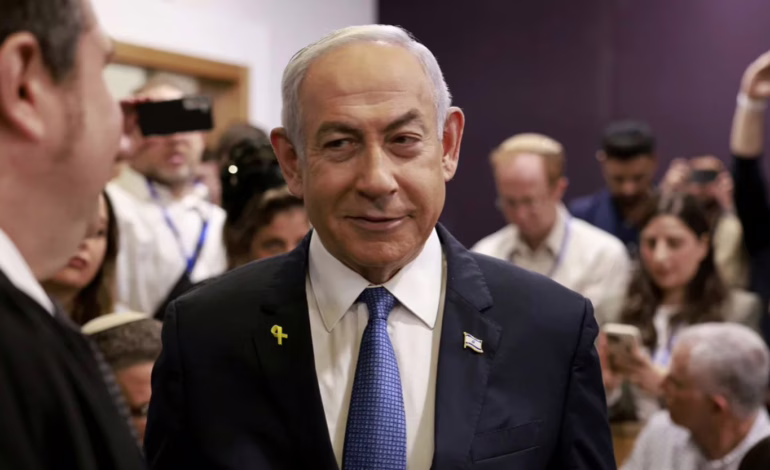 Netanyahu testifica por primera vez en su juicio por corrupción y defiende su inocencia