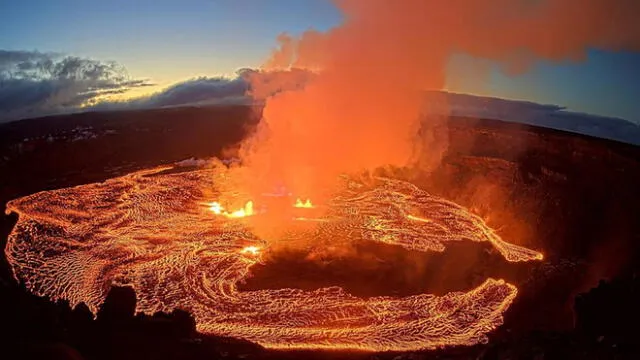 Volcán Kilauea en fase de erupción en Hawái con Fuentes de Lava que Alcanzan los 80 Metros