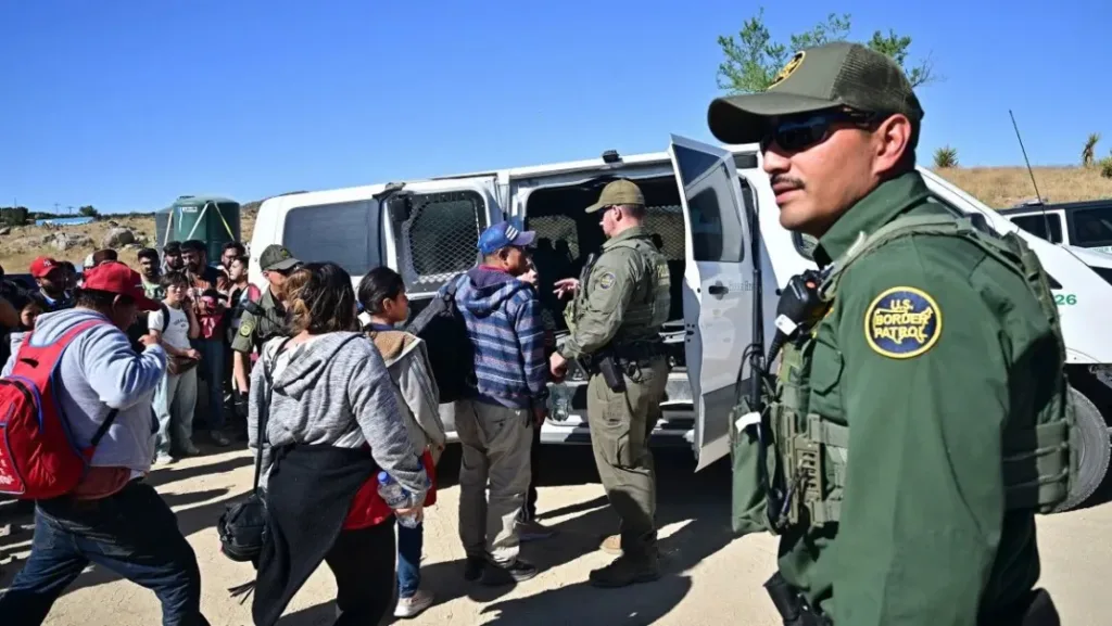 EE.UU. intensifica medidas con la mayor operación de deportación en su historia