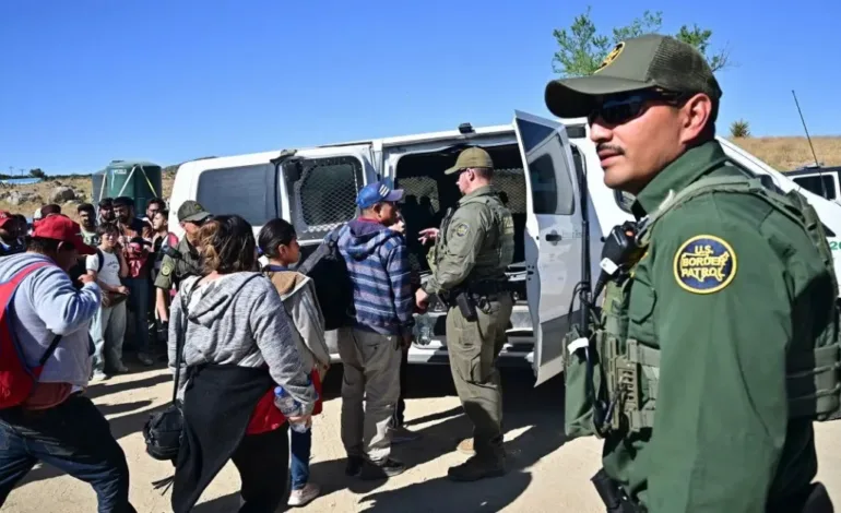 EE.UU. intensifica medidas con la mayor operación de deportación en su historia