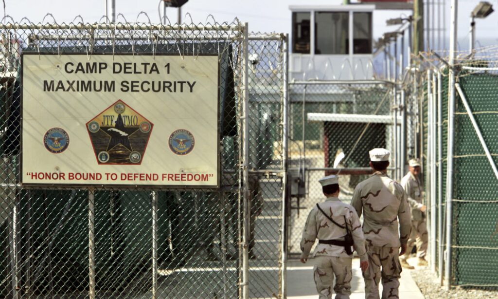 Trump ordena abrir centro de detención para migrantes en Guantánamo