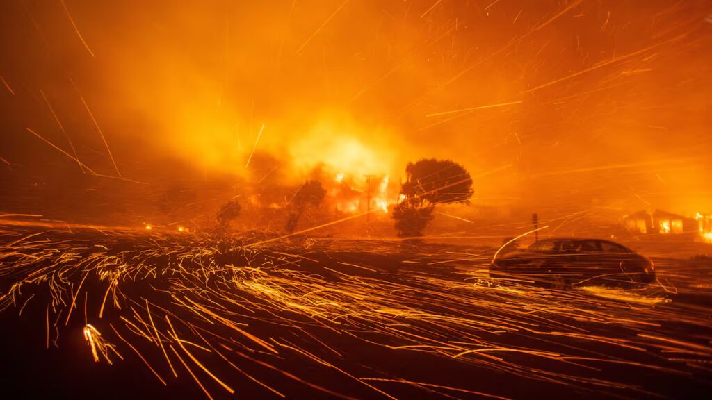 Vientos de Santa Ana: el fenómeno que complica el combate de incendios en California