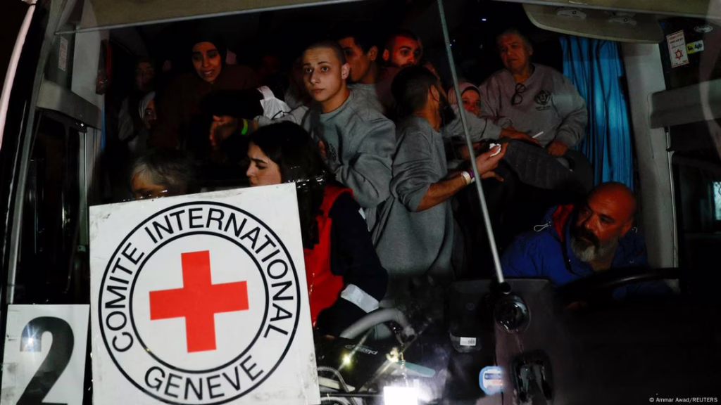 Israel libera a 90 presos palestinos en un histórico acuerdo de alto el fuego