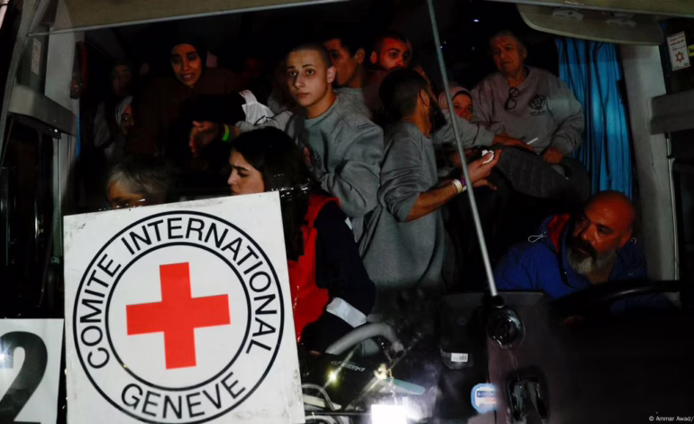 Israel libera a 90 presos palestinos en un histórico acuerdo de alto el fuego