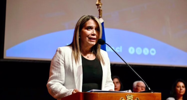Alcaldesa de Quilpué critica lentitud en reconstrucción tras megaincendio y exige acciones al Gobierno