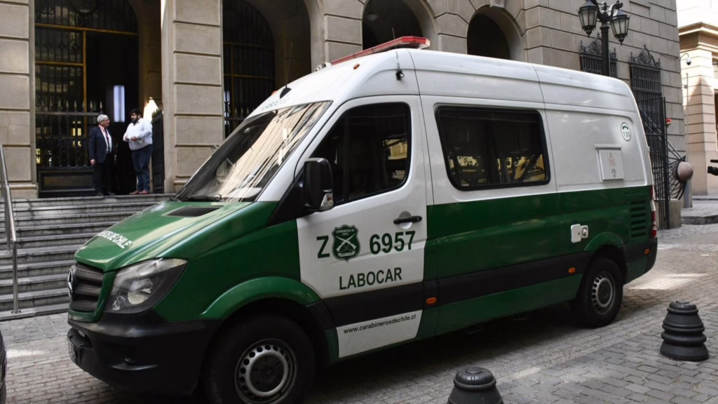 Funcionaria del Ministerio de Hacienda habría denunciado maltrato antes de caer desde el piso 14