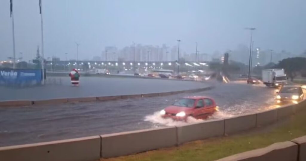 Lluvias torrenciales provocan caos y emergencias en el sur de Brasil