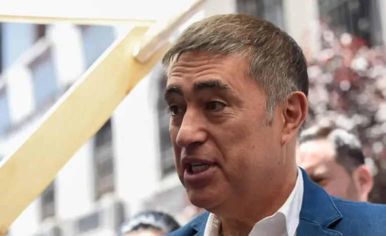 Mario Desbordes fija plazo de un año y medio para eliminar el comercio ilegal en Santiago