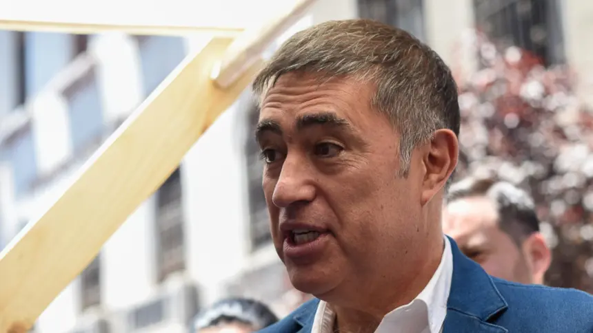 Mario Desbordes fija plazo de un año y medio para eliminar el comercio ilegal en Santiago