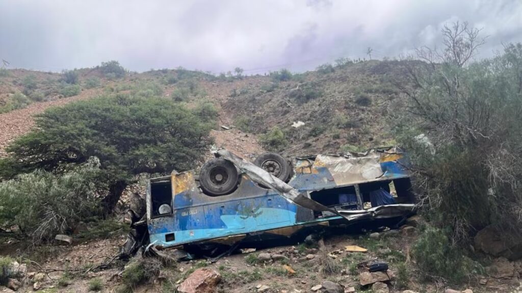 Tragedia en Bolivia: 31 muertos tras caída de autobús a un barranco en Yocalla