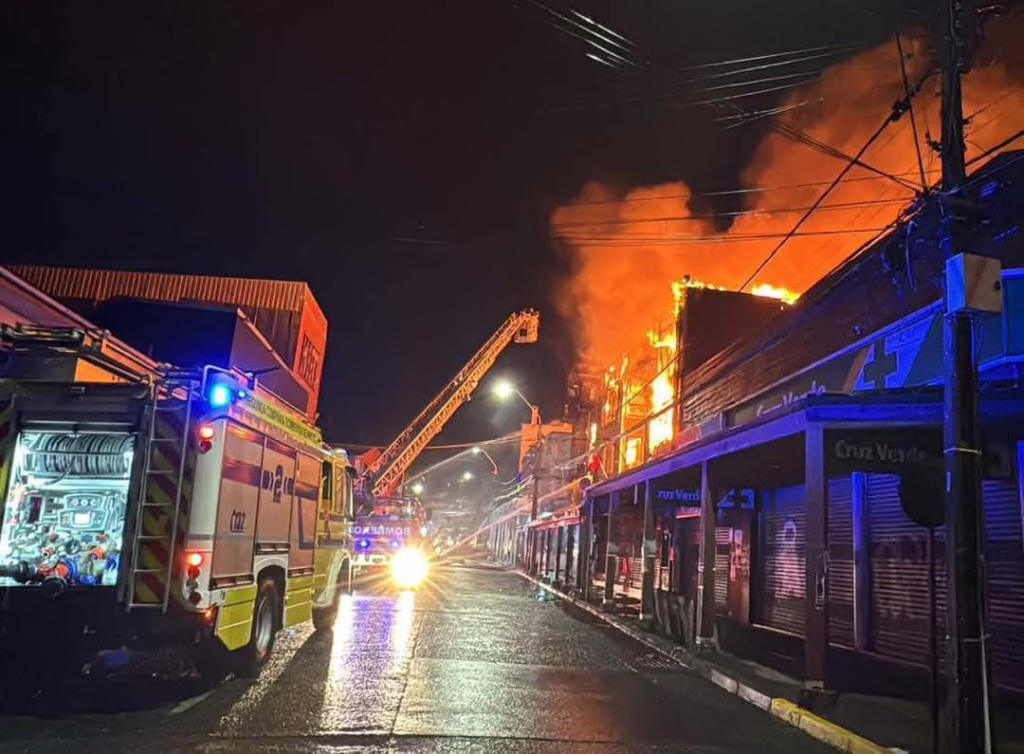 Declaran emergencia comunal en Ancud por incendio masivo: 300 afectados y 60 locales destruidos