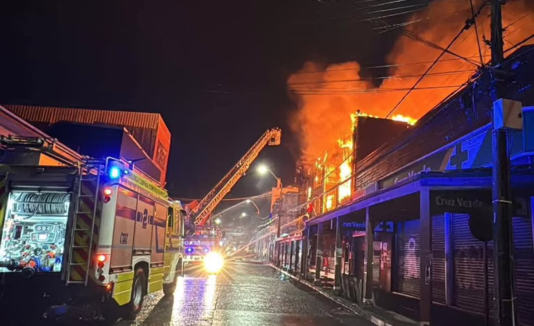 Declaran emergencia comunal en Ancud por incendio masivo: 300 afectados y 60 locales destruidos