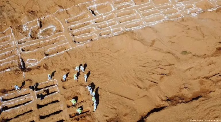 Descubren dos fosas comunes con casi 50 cadáveres de migrantes en Libia