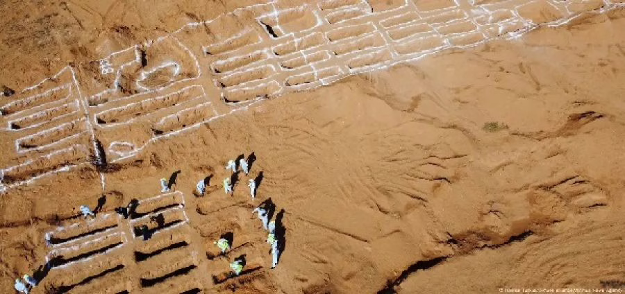 Descubren dos fosas comunes con casi 50 cadáveres de migrantes en Libia