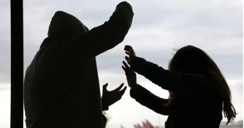 Hombre irrumpe en casa de su expareja en Punta Arenas y termina herido tras pelea con padrastro