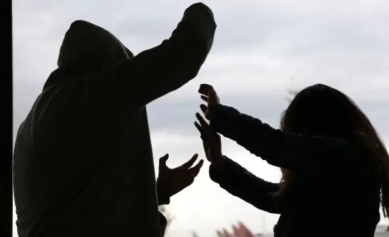 Hombre irrumpe en casa de su expareja en Punta Arenas y termina herido tras pelea con padrastro