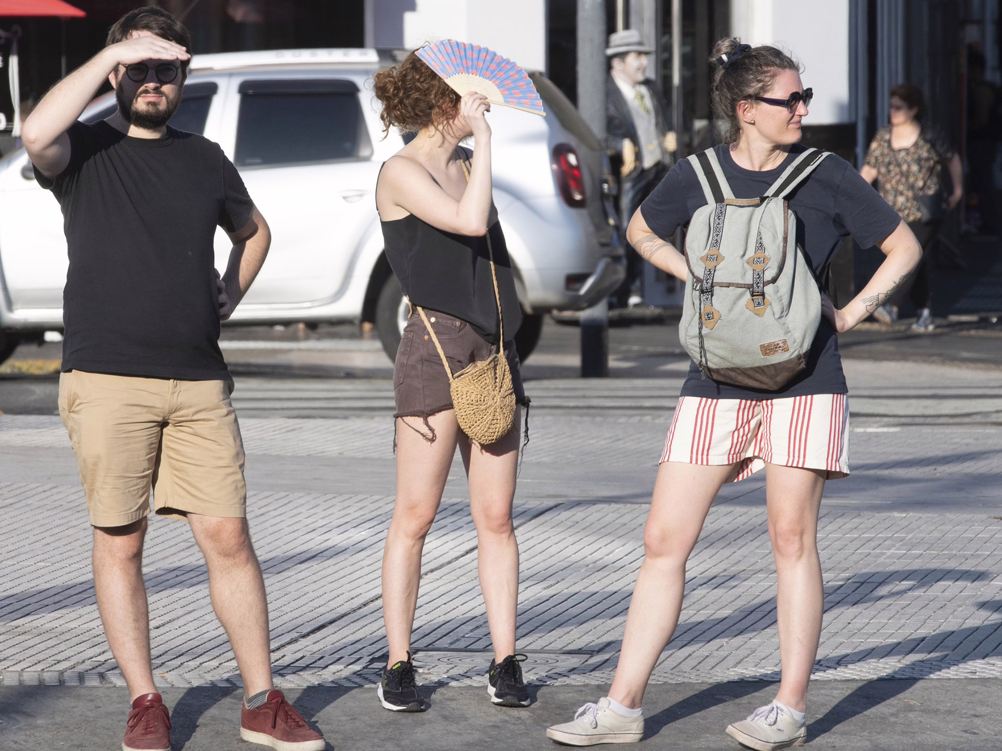 ¿Por qué la ropa negra nos hace sentir más calor bajo el sol? Un experto lo explica