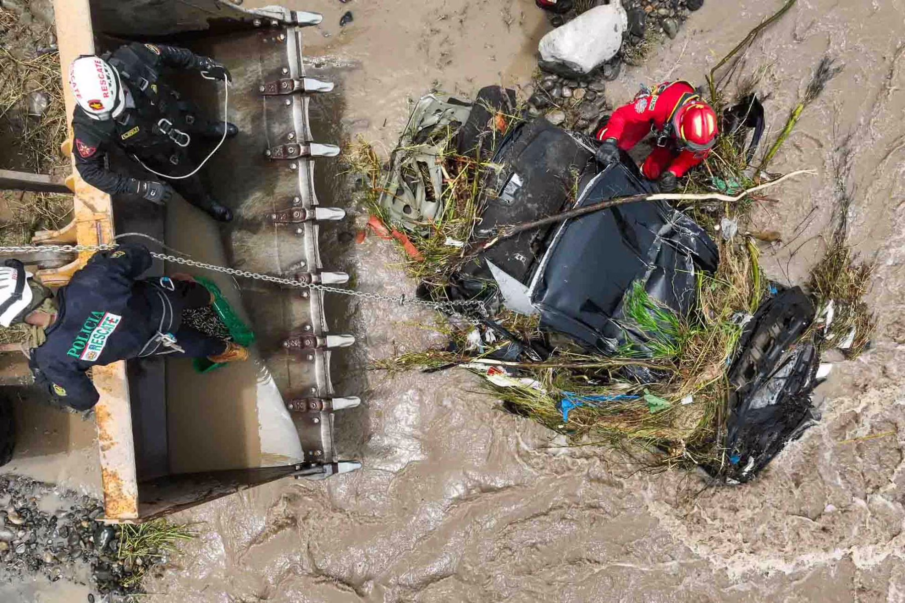 Colapso de puente en Perú: Auto y bus caen a río cerca del megapuerto de Chancay