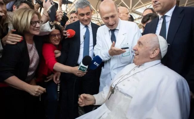 Médico del papa Francisco asegura: “No está en peligro de muerte”