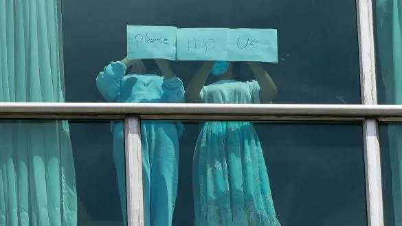 Migrantes deportados por EE.UU. en Panamá: aislados en un hotel y pidiendo ayuda